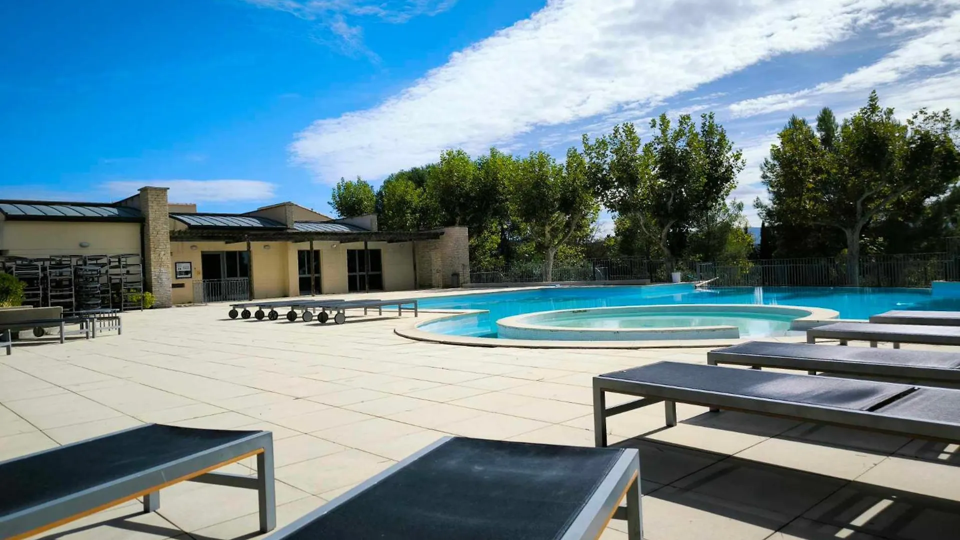 Appartement T2 Magnifique Vue Sur Golf Avec Climatisation Avec Piscine Saumane-de-Vaucluse Apartment